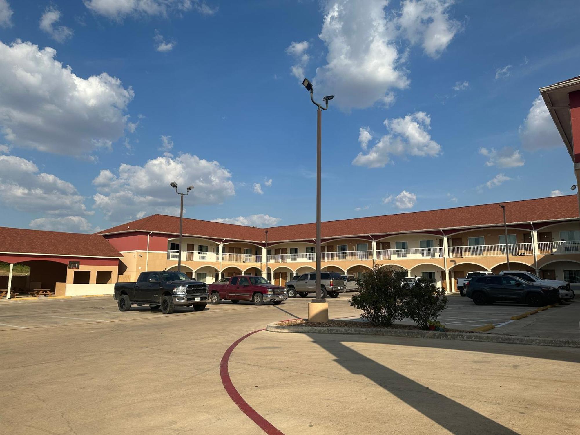 Executive Inn & Suites Floresville Ngoại thất bức ảnh